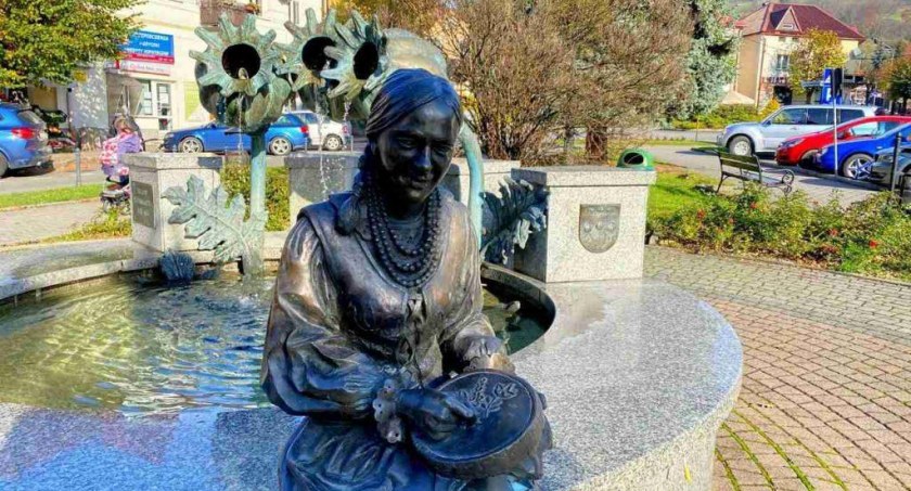 Fontanna w rynku w Makowie Podhalańskim, źródło: https://www.wbeskidzie.pl/makow-podhalanski-atrakcje/