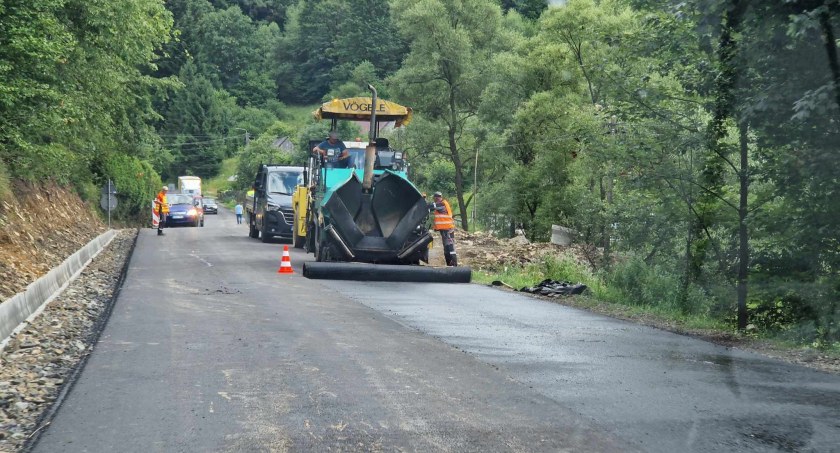 Drogi i Transport, Stryszawa Drogowcy leją asfalt - zdjęcie, fotografia