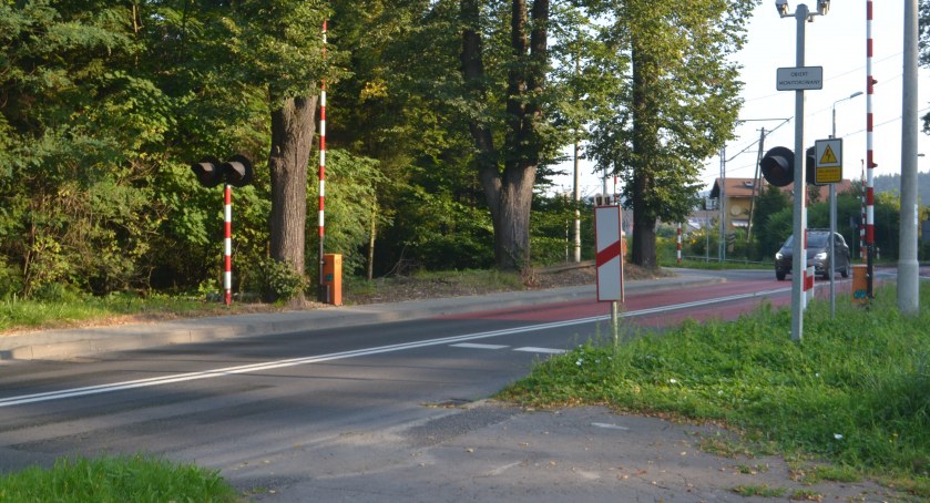 Drogi i Transport, Sucha Beskidzka Było przejście pieszych przejście sugerowane! zmieniło - zdjęcie, fotografia