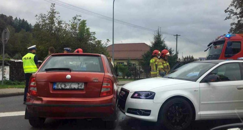 Wypadki drogowe, (AKTUALIZACJA) Sucha Beskidzka Stłuczka wyjeździe centrum miasta - zdjęcie, fotografia