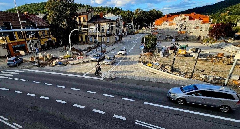 Inwestycje, Rynek Suchej Beskidzkiej zmienia coraz bardziej - zdjęcie, fotografia