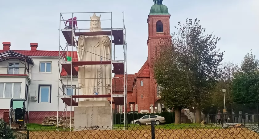 Religia, Blisko ośmiometrowa rzeźba Chrystusa Króla stanęła Budzowie! - zdjęcie, fotografia