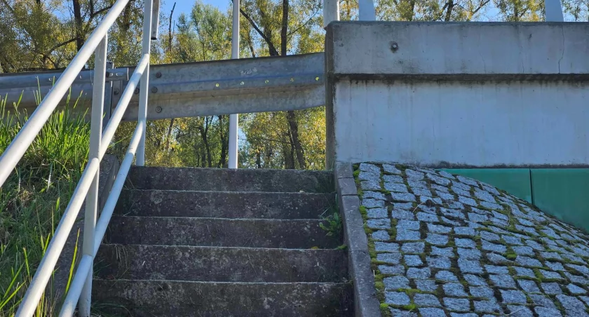 Schody przy moście w Makowie Podhalańskim