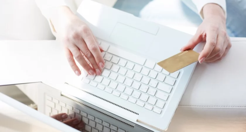 Kobieta dokonująca bezpiecznych zakupów online