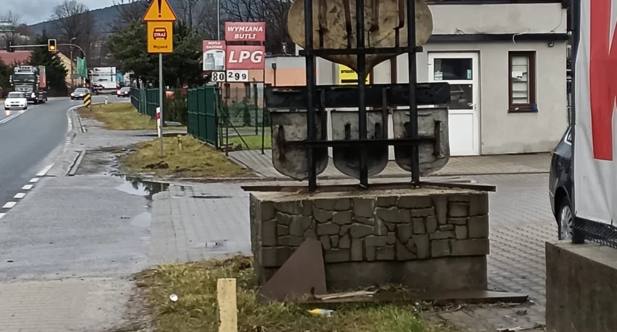 Kronika kryminalna, Ktoś uszkodził witacz Miasto postawiło ultimatum - zdjęcie, fotografia