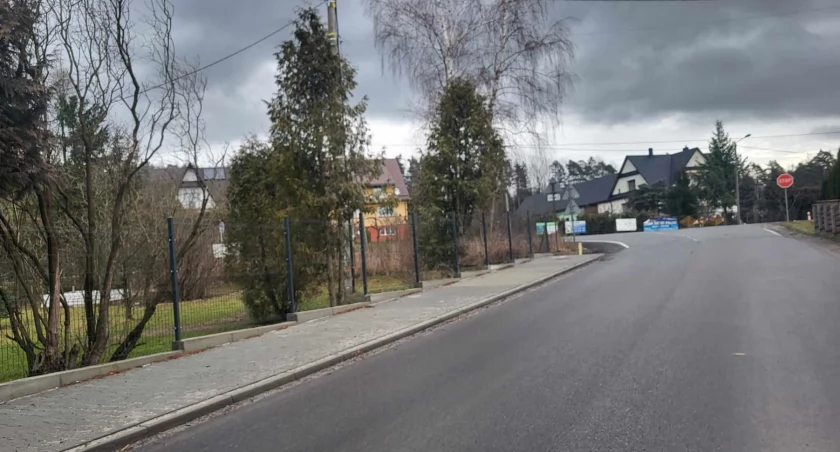 Idąc chodnikiem z Bystrej Podhalańskiej trzeba następnie pokonać ruchliwą drogę krajową 28