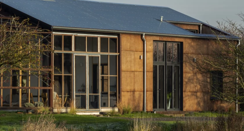 Flat House, Margent Farm, Wielka Brytania – dom z paneli drewniano-konopnych. Zdjęcie: Oskar Proctor/materiały prasowe Practice Architecture
