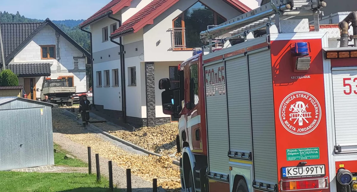 Miejscowe zagrożenie, Jordanów Mężczyzna przysypany wykopie - zdjęcie, fotografia