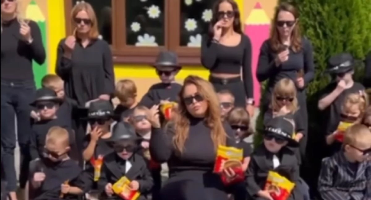Rozrywka, Przedszkolaki Naprawy zajadają paluszki Beskidzkie - zdjęcie, fotografia