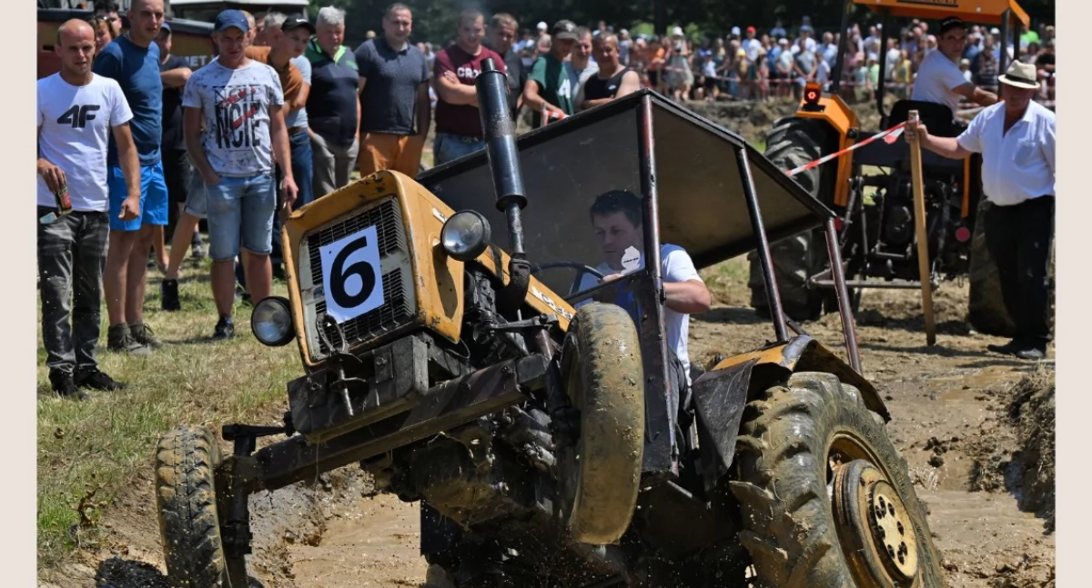 Rozrywka, Podhalańskie wyścigi traktorów Nowym Targu - zdjęcie, fotografia