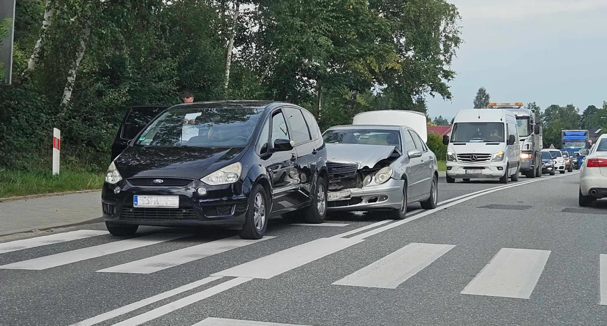 Wypadki drogowe, Kolizja Osielcu Zderzenie Forda Mercedesa kościele - zdjęcie, fotografia