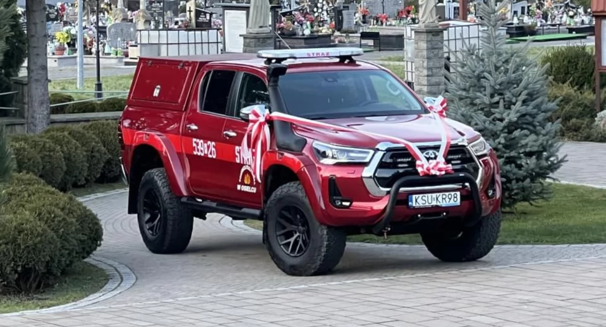 Z remizy, Strażacy Osielcu zapraszają uroczyste przekazanie samochodu - zdjęcie, fotografia