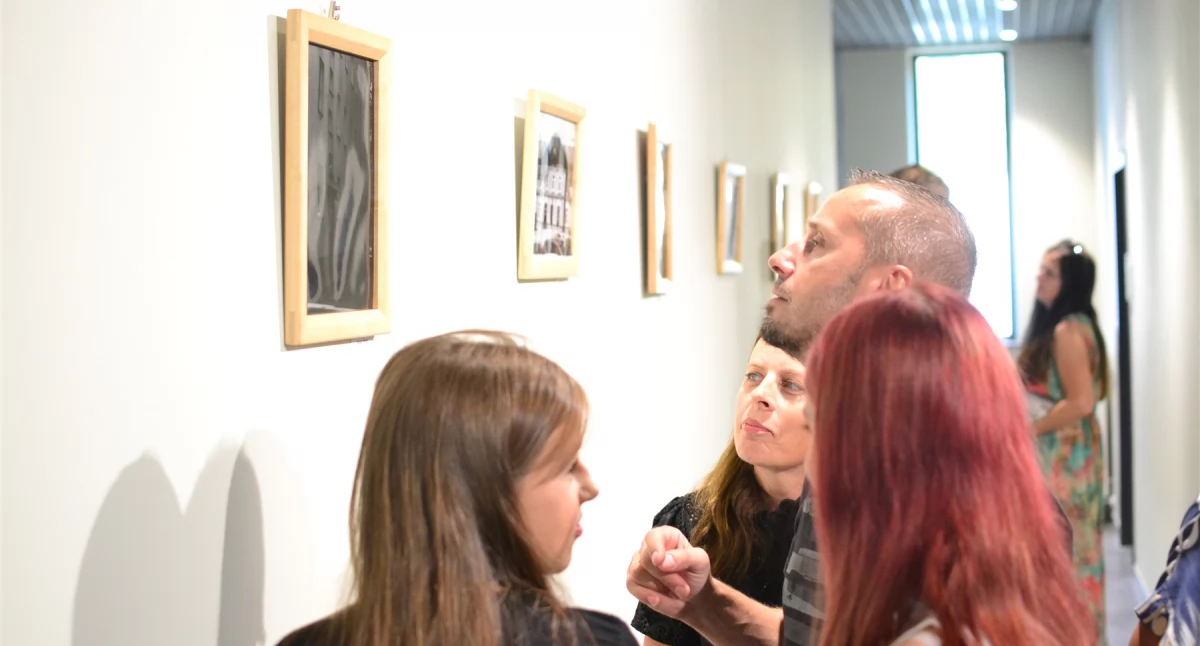 Wystawy, trzeba zobaczyć! Świeże spojrzenie’’ fotografię suskich uczniów - zdjęcie, fotografia
