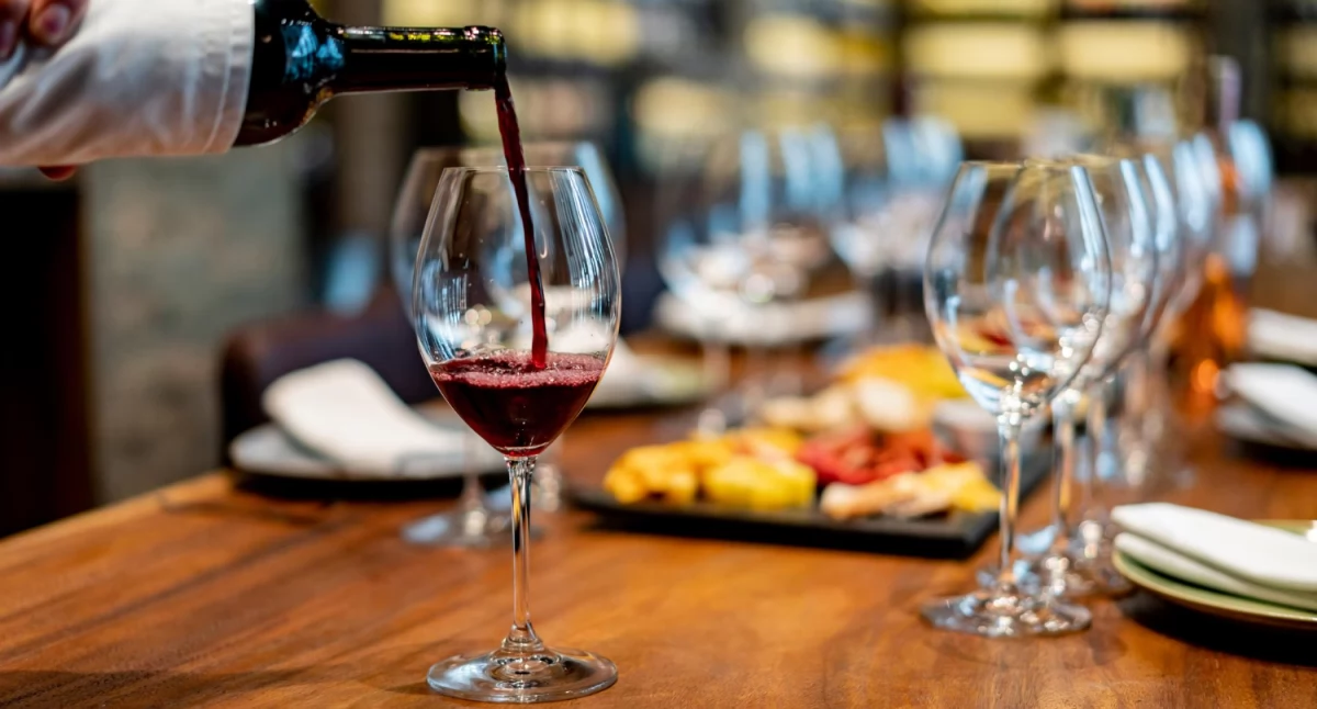 Materiał zewnętrzny, nawiązać współpracę winiarnią swojej restauracji - zdjęcie, fotografia