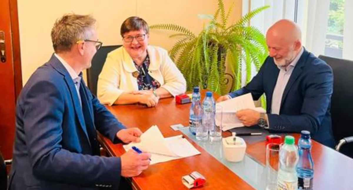  wójt gminy, Michał Łukasik, wraz ze skarbnikiem gminy, Dariuszem Gancarczykiem, podpisują umowę z firmą STAN-REX