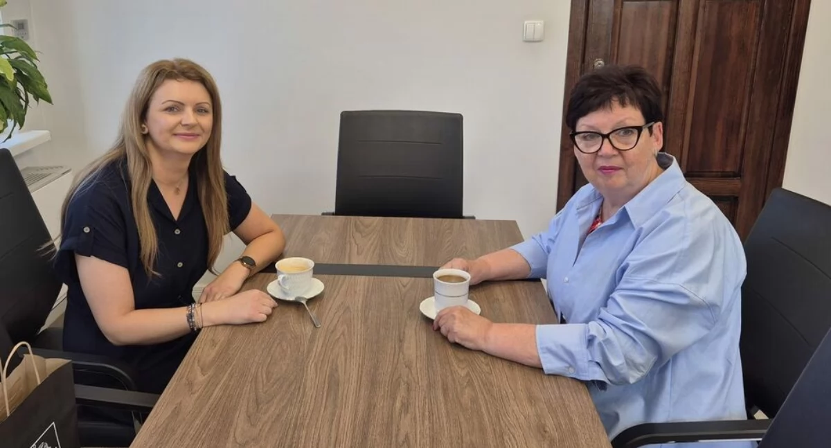 Joanna Stypuła (z lewej) podczas spotkania z Ewą Dąbską. Fot. UG w Zembrzycach 