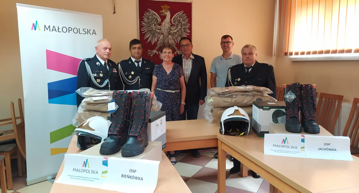 Z remizy, Gmina Budzów doposażyła strażaków nowoczesny sprzęt ochronny dzięki wsparciu Województwa Małopolskiego - zdjęcie, fotografia