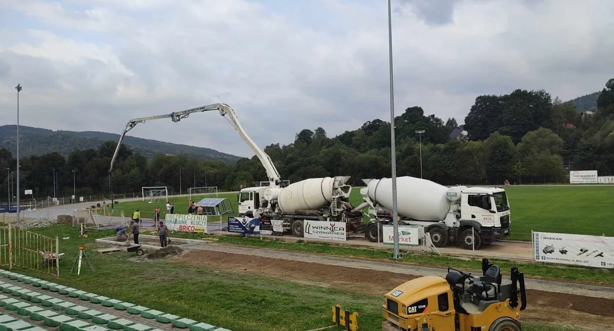 Inwestycje, Stadion piłkarski Stryszawie zyska profesjonalną bieżnię - zdjęcie, fotografia