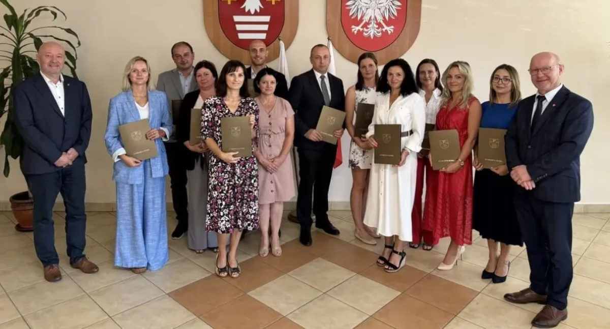Ze szkolnej ławy, Nauczyciele awansami - zdjęcie, fotografia