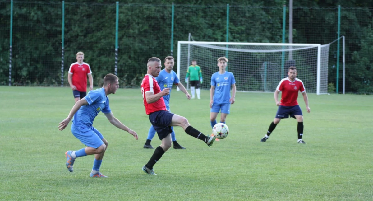 Piłka nożna, OKRĘGÓWKA Gabriel Janiczak rozstrzyga derby Babią Górą korzyść Żurawia Krzeszów - zdjęcie, fotografia