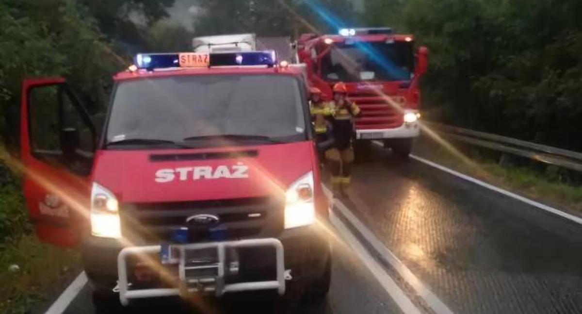 Wypadki drogowe, Wypadek drodze pomiędzy Palczą Harbutowicami droga zamknięta - zdjęcie, fotografia
