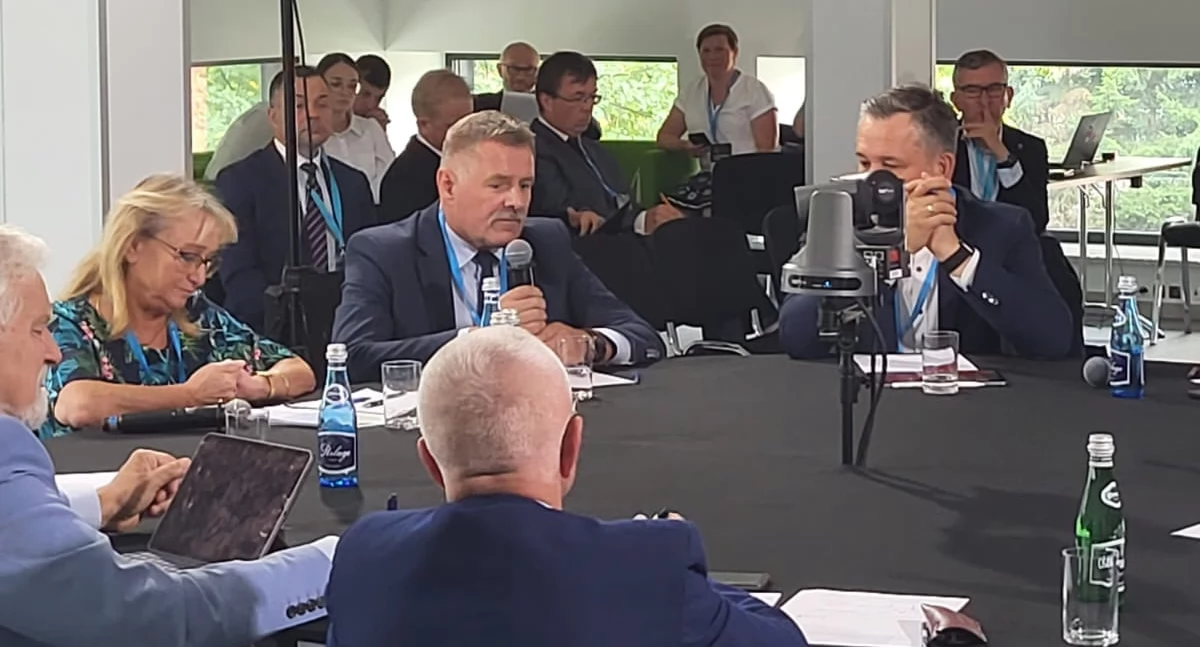 Finanse i Budżet, Burmistrz sekretarz Jordanowa usiedli okrągłego stołu! debatowano - zdjęcie, fotografia