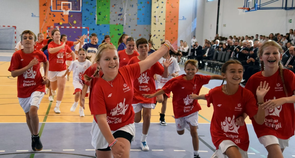 Inwestycje, Bystrej Podhalańskiej uroczyście otwarto halę sportową - zdjęcie, fotografia