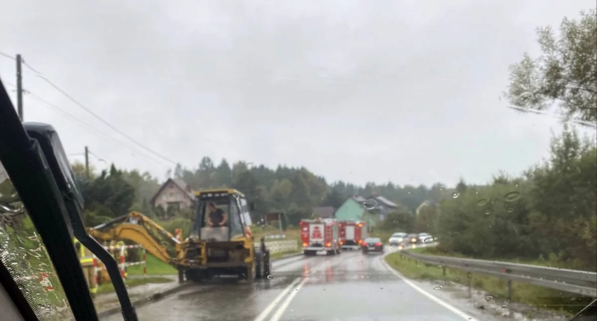Miejscowe zagrożenie, Strażacy walczą zatkanymi przepustami - zdjęcie, fotografia