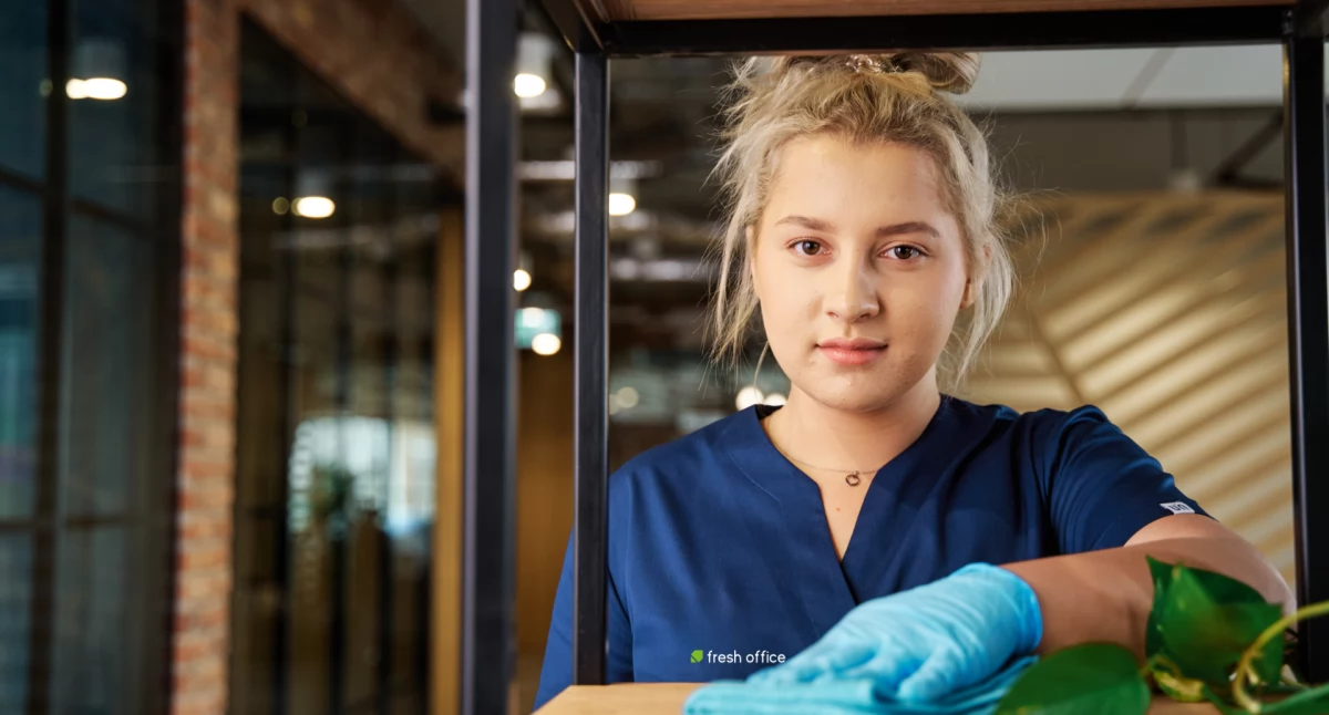 Materiał zewnętrzny, Sprzątanie biura przełożony może zlecić pracownikowi biurowemu - zdjęcie, fotografia