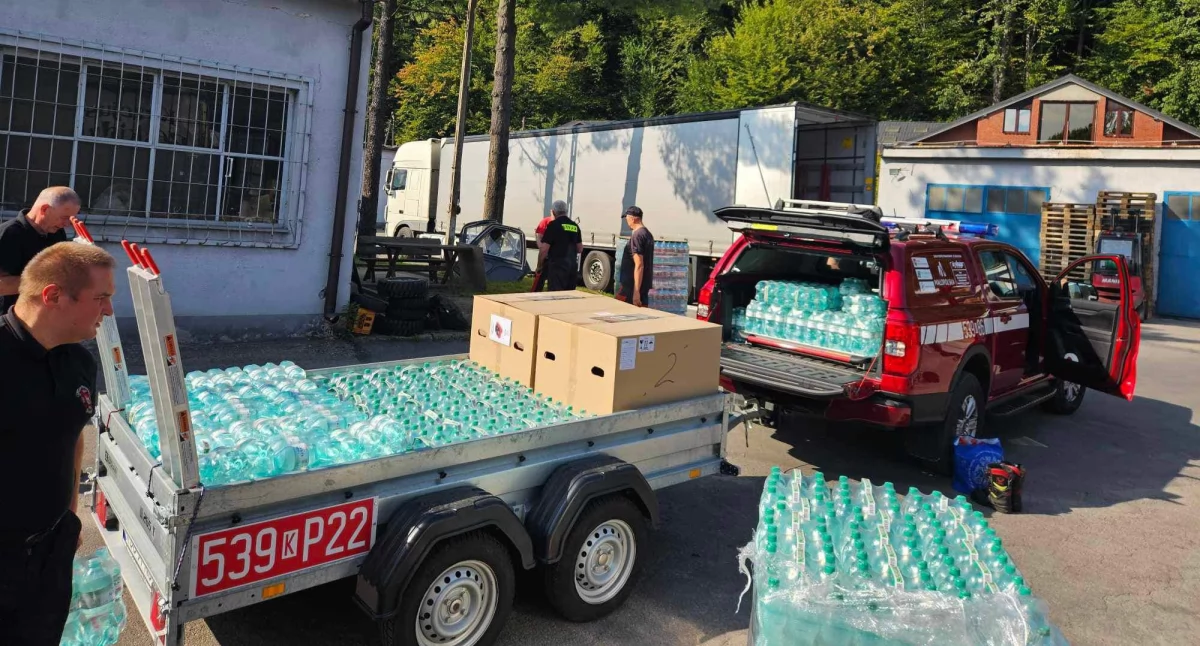 Pomoc społeczna, Suscy strażacy powodzian - zdjęcie, fotografia