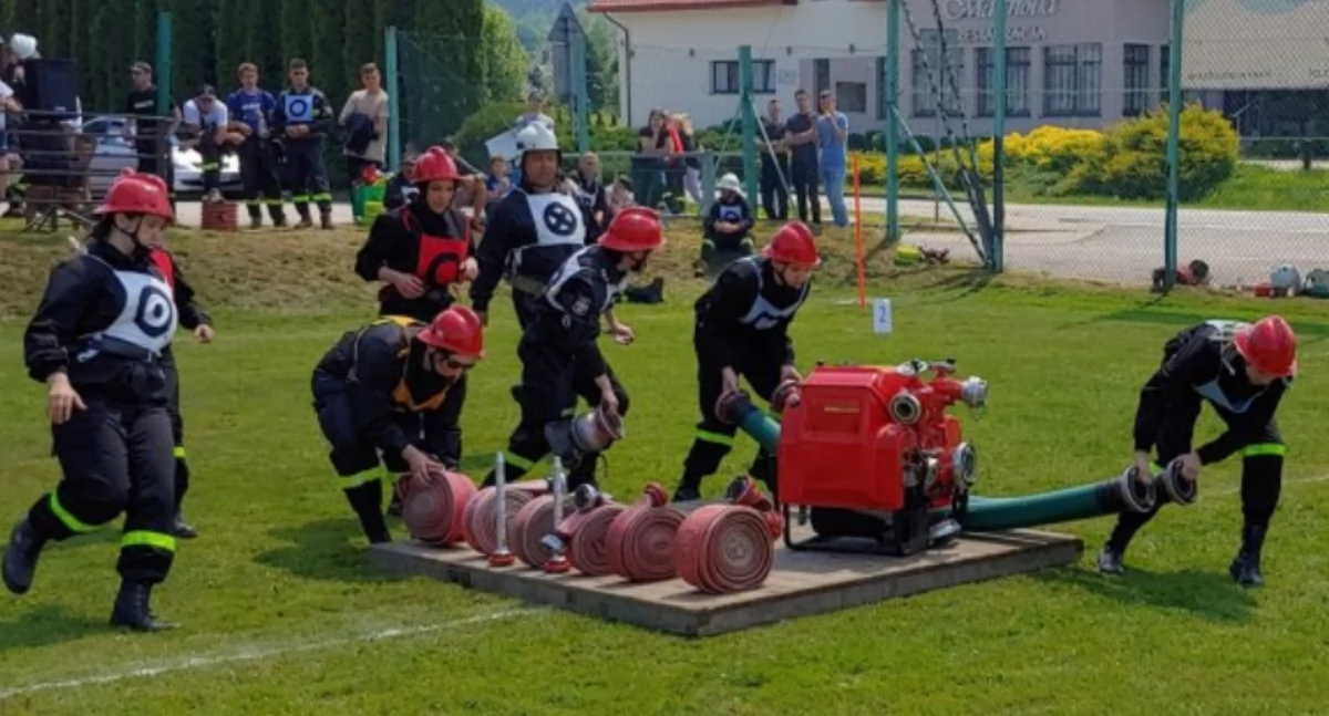 Z remizy, Powiatowe Zawody Sportowo Pożarnicze Ochotniczych Straży Pożarnych niedzielę Suchej Beskidzkiej - zdjęcie, fotografia