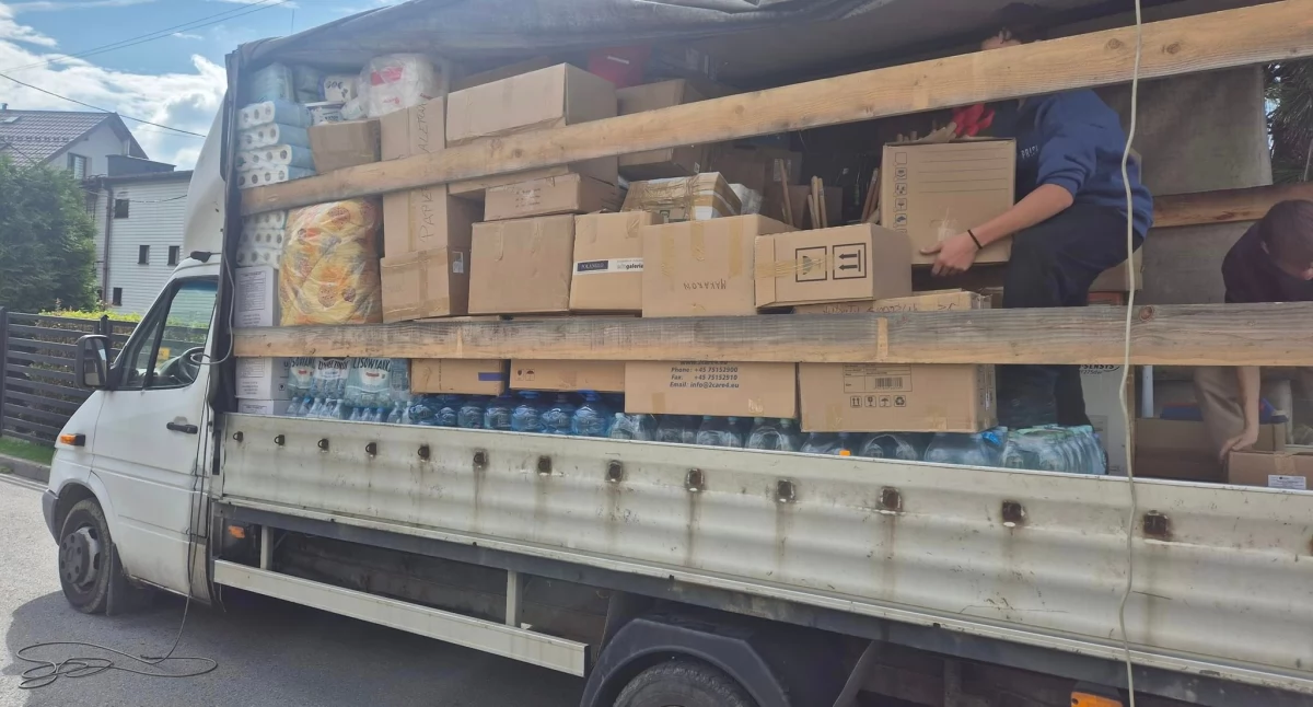 Pomoc społeczna, Pierwszy transport pomocy powodzian wyjechał Jordanowa gminy Jordanów - zdjęcie, fotografia
