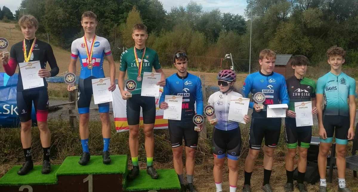 Sport szkolny, Pokaz uczniów powiatu suskiego podczas zawodów wojewódzkich kolarstwie górskim - zdjęcie, fotografia