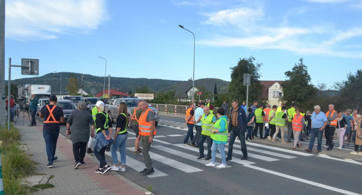 Nasze sprawy, Protestujący zablokowali drogę krajową Białce (zdjęcia video) - zdjęcie, fotografia