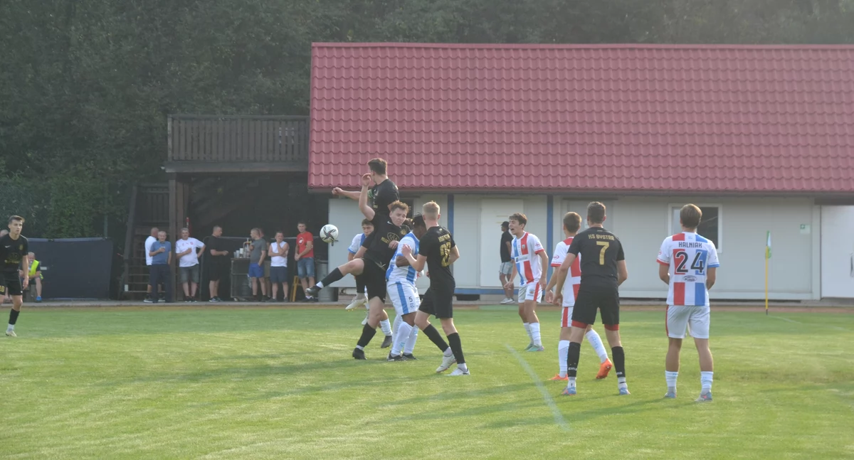Piłka nożna, KLASA SUSKA Derby Halniaka Strzelca Skuteczny Jałowiec Czarna passa Skawicy - zdjęcie, fotografia