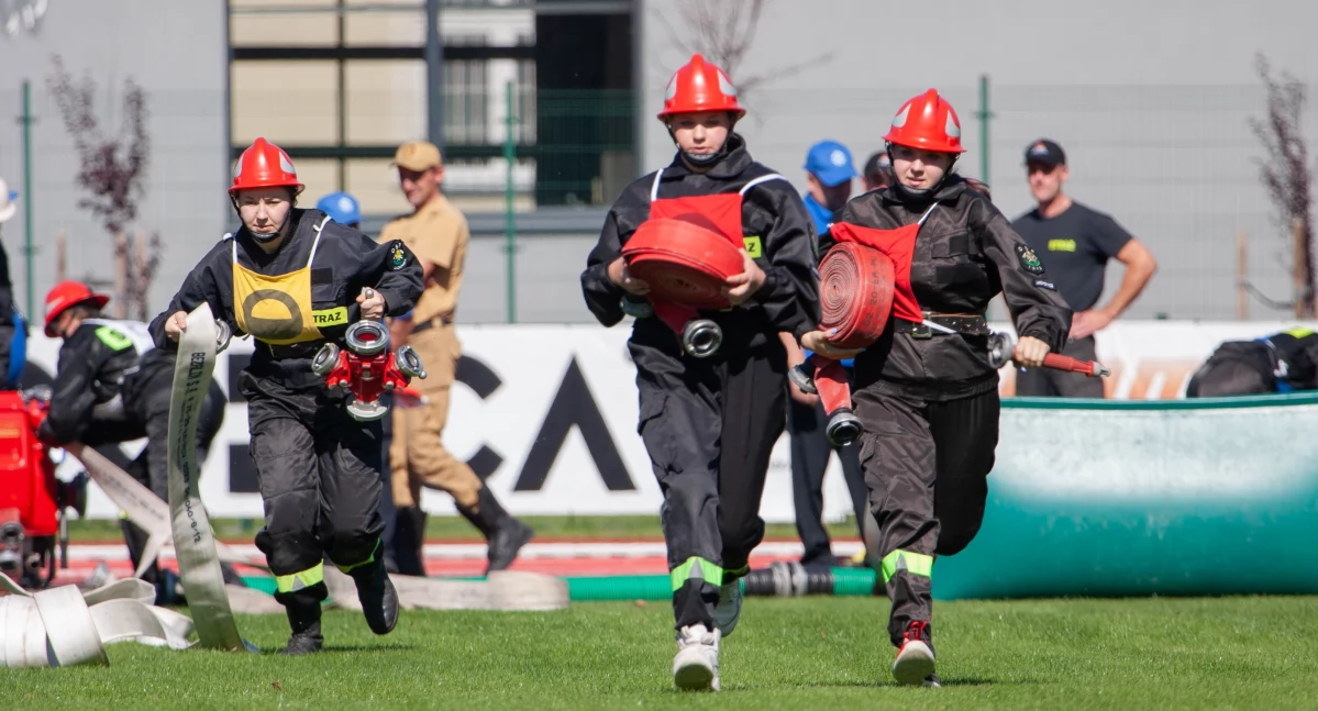 Z remizy, Strażacy rywalizowali suskim stadionie (zdjęcia video) - zdjęcie, fotografia