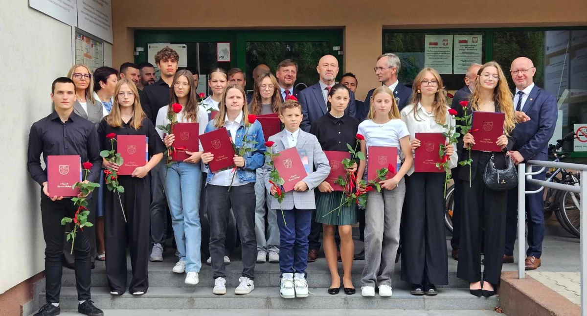 Sport szkolny, Uczniowie nagrodzeni triumf szkolnych wojewódzkich zawodach sportowych - zdjęcie, fotografia
