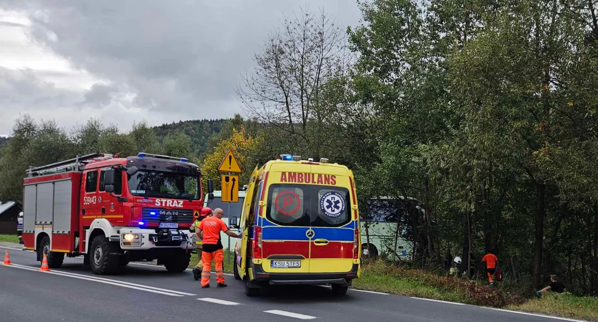 Wypadki drogowe, Zawoja Autobus uderzył drzewo Wezwano śmigłowiec (Aktualizacja) - zdjęcie, fotografia