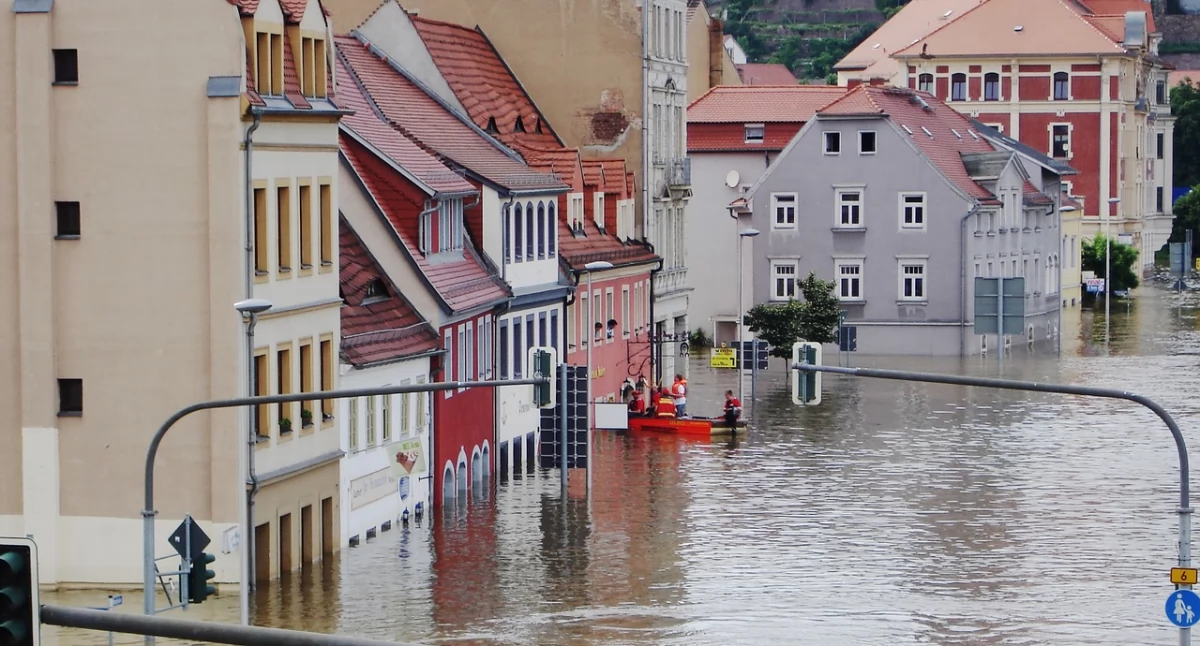 Materiał zewnętrzny, Zalanie powodzi poradzić sobie skutkami - zdjęcie, fotografia