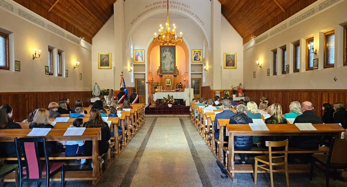 Religia, Poświęcenie krzyży występ dzieci oddziału przedszkolnego Makowie Dolnym - zdjęcie, fotografia