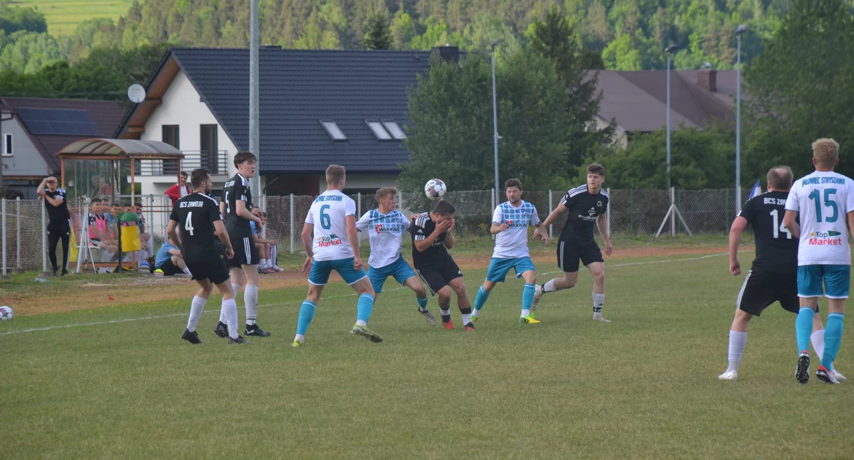 Piłka nożna, KLASA SUSKA Kolejka hattricków! Trzeci rzędu hatrick Przemysława Partyki Strzelec wraca dalekiej podróży Hattrick notuje Kamil Kachel Lachy gromią Szalony Sidzinie Wojek Kordyl również - zdjęcie, fotografia