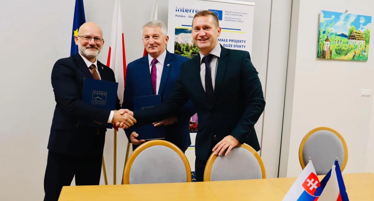Inwestycje, Umowa partnerska realizację projektu „Tak krawiec kraje” podpisana - zdjęcie, fotografia