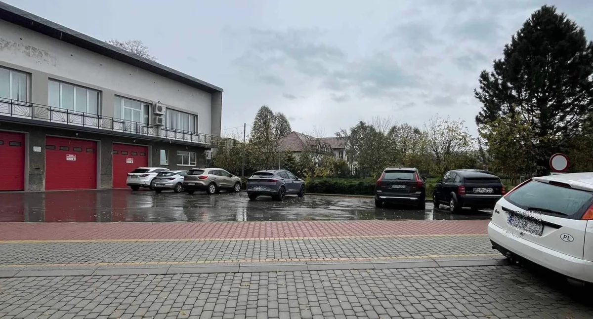 Interwencje, Strażacy ostrzegają! parking posypią mandaty - zdjęcie, fotografia