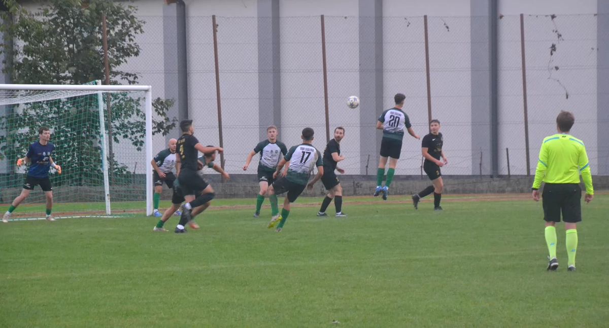 Piłka nożna, KLASA SUSKA Strzelec wysoko coraz wyżej Osiem Lachów hattrick Kacpra Pająka Bystra zdobywa przerwie Stryszów Garbarz odwrocie - zdjęcie, fotografia