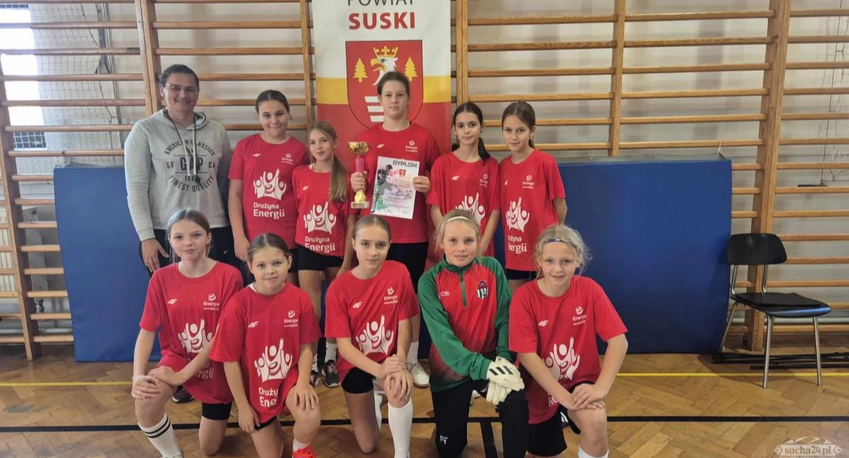 Sport szkolny, Dziewczyny Bystrej Podhalańskiej pucharem awansem półfinału wojewódzkiego halową piłkę nożną - zdjęcie, fotografia