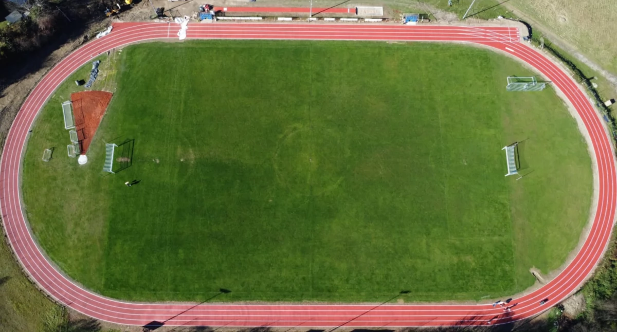 Inwestycje, stadionie Jałowca Stryszawa powstała profesjonalna bieżnia lekkoatletyczna - zdjęcie, fotografia