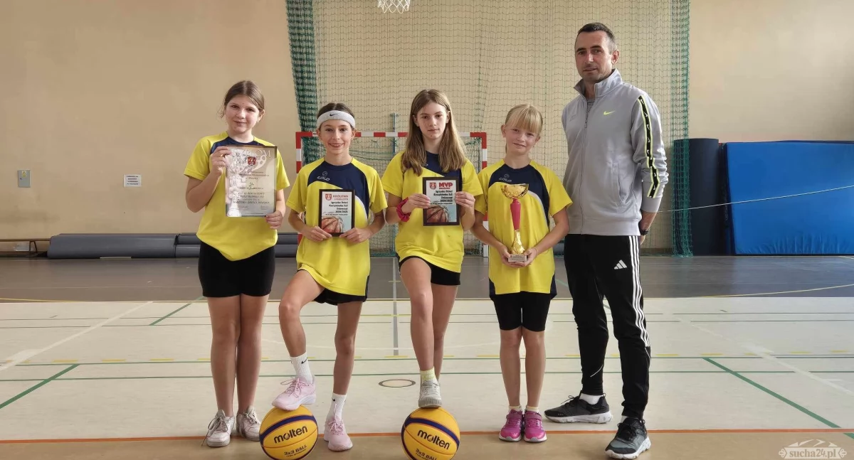 Sport szkolny, Cztery zwycięstwa puchar trafia uczennic Skawicy - zdjęcie, fotografia