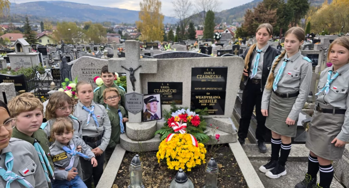 Religia, Harcerze Suchej Beskidzkiej oddali hołd zmarłym instruktorom zasłużonym - zdjęcie, fotografia