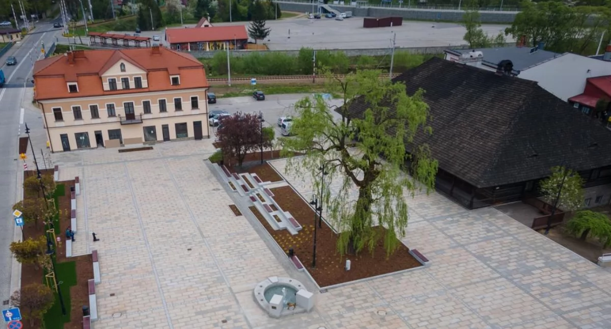 Stacja ładowania pojazdów elektrycznych ma powstać na parkingu przy Domu Katolickim. Fot. UM Sucha Beskidzka