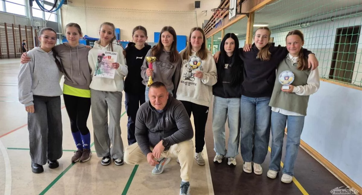 Sport szkolny, piłkę halową dziewcząt zwyciężają dziewczyny Stryszawa - zdjęcie, fotografia